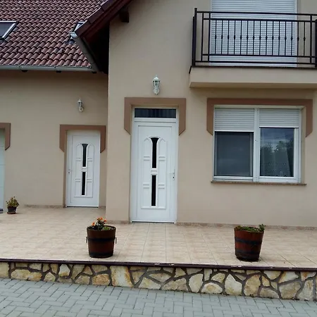 B.e.zs. Apartman شقة *